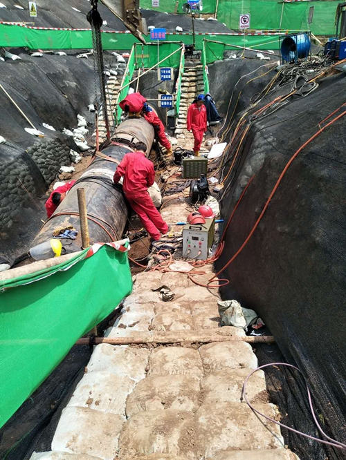 三聯(lián)磁電管道消磁-東北石油換管作業(yè)區(qū)-管道消磁機對管口消磁中 三聯(lián)磁電管道消磁-東北石油換管作業(yè)區(qū)-管道消磁機對管口消磁中